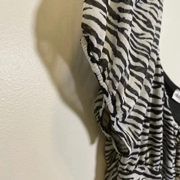 Elodie Gathered Tie Zebra Top NWT Cropped - Picture 7 of 8